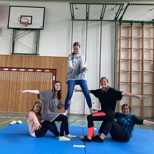 Unsere Schülerinnen und Schüler üben sich in Akrobatik